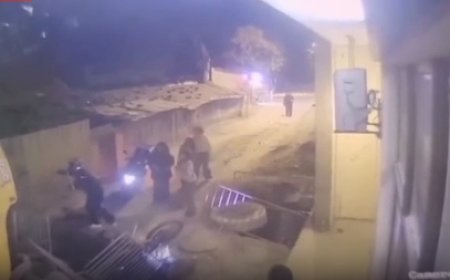 თბილისში სათვალთვალო კამერამ საგანგაშო კადრები დააფიქსირა - რა შეემთხვა კურიერს ალექსიძის ქუჩაზე? (ვიდეო)