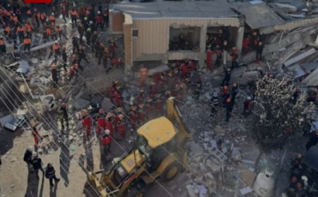 ვრცელდება უმძიმესი კადრები, დაიღუპულია - დედა, მამა და და ორი არასრულწლოვანი შვილი - 18 წლის გოგო ნანგრევებიდან ცოცხალი ამოიყვანეს (ვიდეო)