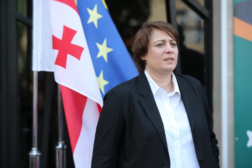 "არც არჩევნები გამოდის, არც მშვიდობიანი რევოლუცია, აბა, რა ვქნათ?“ - რას წერს საპატიმროდან ელენე ხოშტარია?