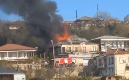 ღმერთო რახდება?? ამ წუთებში ვრცელდება,  ქუთაისში ორი საცხოვრებელ სახლს ცეცხლი გაუჩნდა…ვრცელდება ძალიან მძიმე კადრები (ვიდეო)