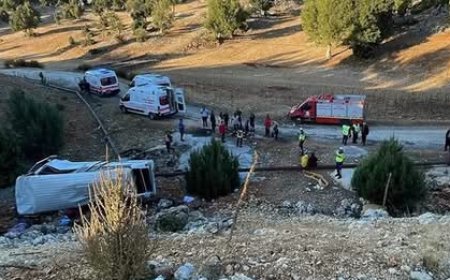 ვრცელდება უმძიმესი ავარიის კადრები, არიან გარდაცვლილები და დაშავებულები, ვიდეოში ჩანს, როგორ გადავარდა ავტობუსი თხრილში