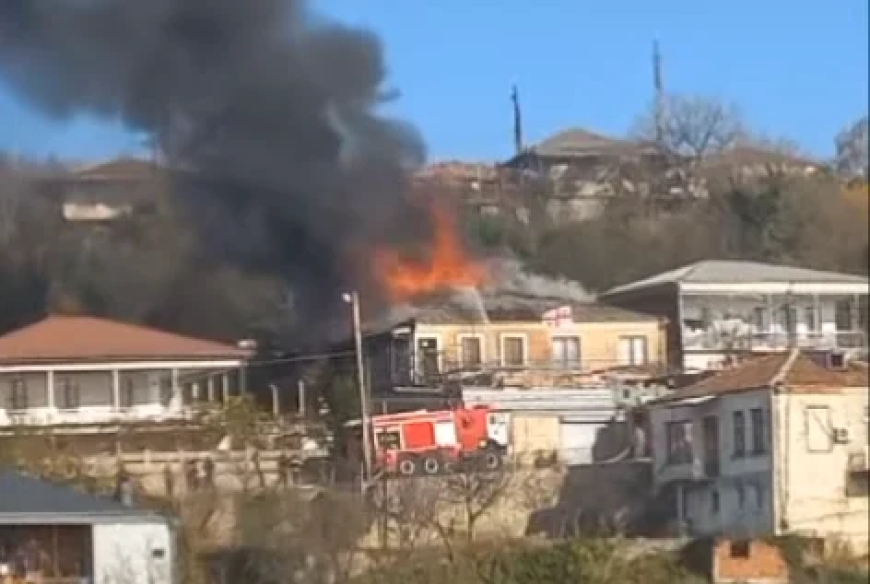 ღმერთო რახდება?? ამ წუთებში ვრცელდება,  ქუთაისში ორი საცხოვრებელ სახლს ცეცხლი გაუჩნდა…ვრცელდება ძალიან მძიმე კადრები (ვიდეო)