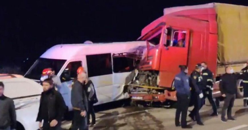 ვრცელდება უმძიმესი ავარიის კადრები, დაიღუპა 17, დაშავდა 20 - მოსწავლეებით სავსე ავტობუსი ხევში გადავარდა, ვრცელდება ვიდეო შემთხვევის ადგილიდან (ვიდეო)