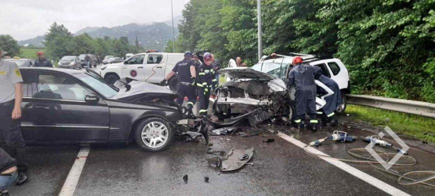 ადგილზე სამაშველო ჯგუფია მობილიზებული! ახლახანს ძლიერი ავარია მოხდა,დაღუპულია ერთი ადამიანი, ვრცელდება კადრები ადგილიდან