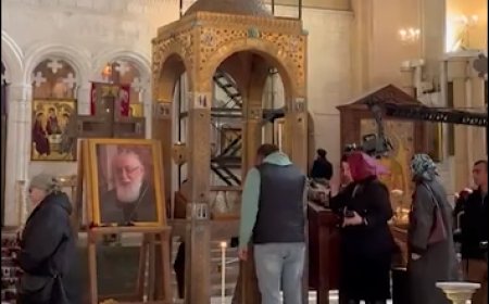 რა ხდება ამ წუთებსი სამების საკათეტრო ტაძარში სადაც მალე პატრიარტქს გადმოასვენებენ, ვრცელდება ძალიან ემოციური კადრები (ვიდეო)