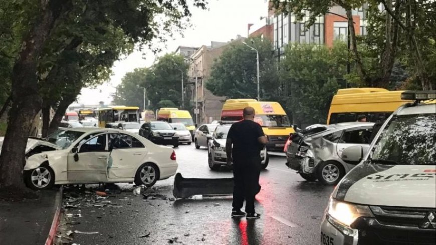 ადგილზე სამაშველო ჯგუფია მობილიზებული! რამდენიმე წუთის წინ კიდევ ერთი “საშინელი ავარია მოხდა - ღმერთოო რატომ ?? სად მოხდა ცოტა ხნის წინ მძიმე ავარია? იხილეთ ვრცლად კომენტარში ! 👉