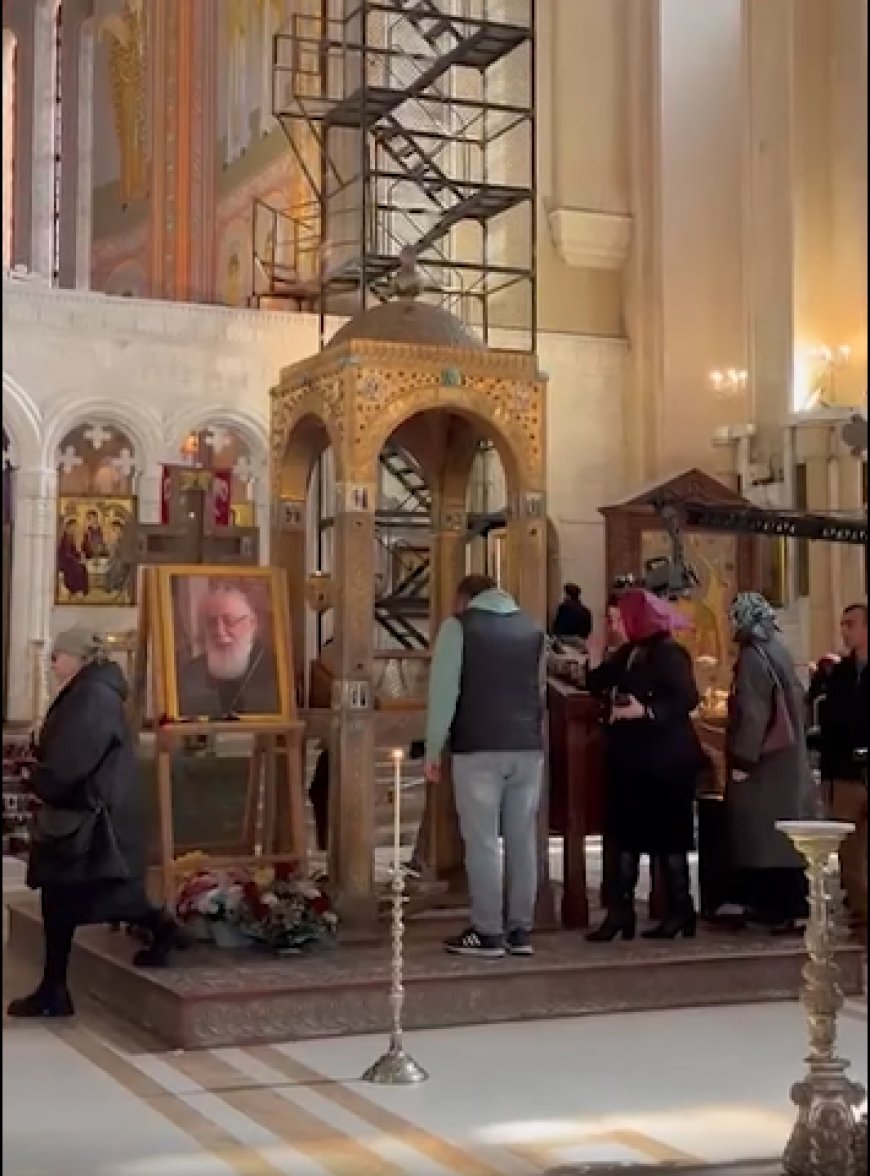 რა ხდება ამ წუთებსი სამების საკათეტრო ტაძარში სადაც მალე პატრიარტქს გადმოასვენებენ, ვრცელდება ძალიან ემოციური კადრები (ვიდეო)