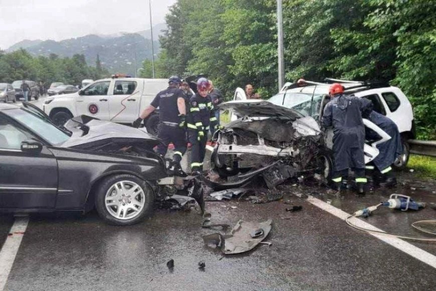 ადგილზე სამაშველო ჯგუფია მობილიზებული! ახლახანს ძლიერი ავარია მოხდა,დაღუპულია ერთი ადამიანი, ვრცელდება კადრები ადგილიდან